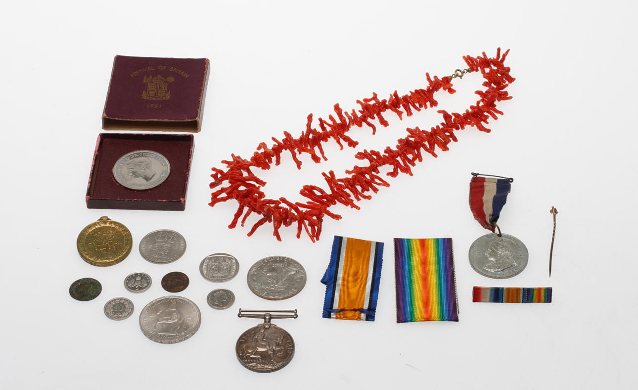 MEDALJER, MYNT samt HALSBAND , bl.a. korall från första världskriget.