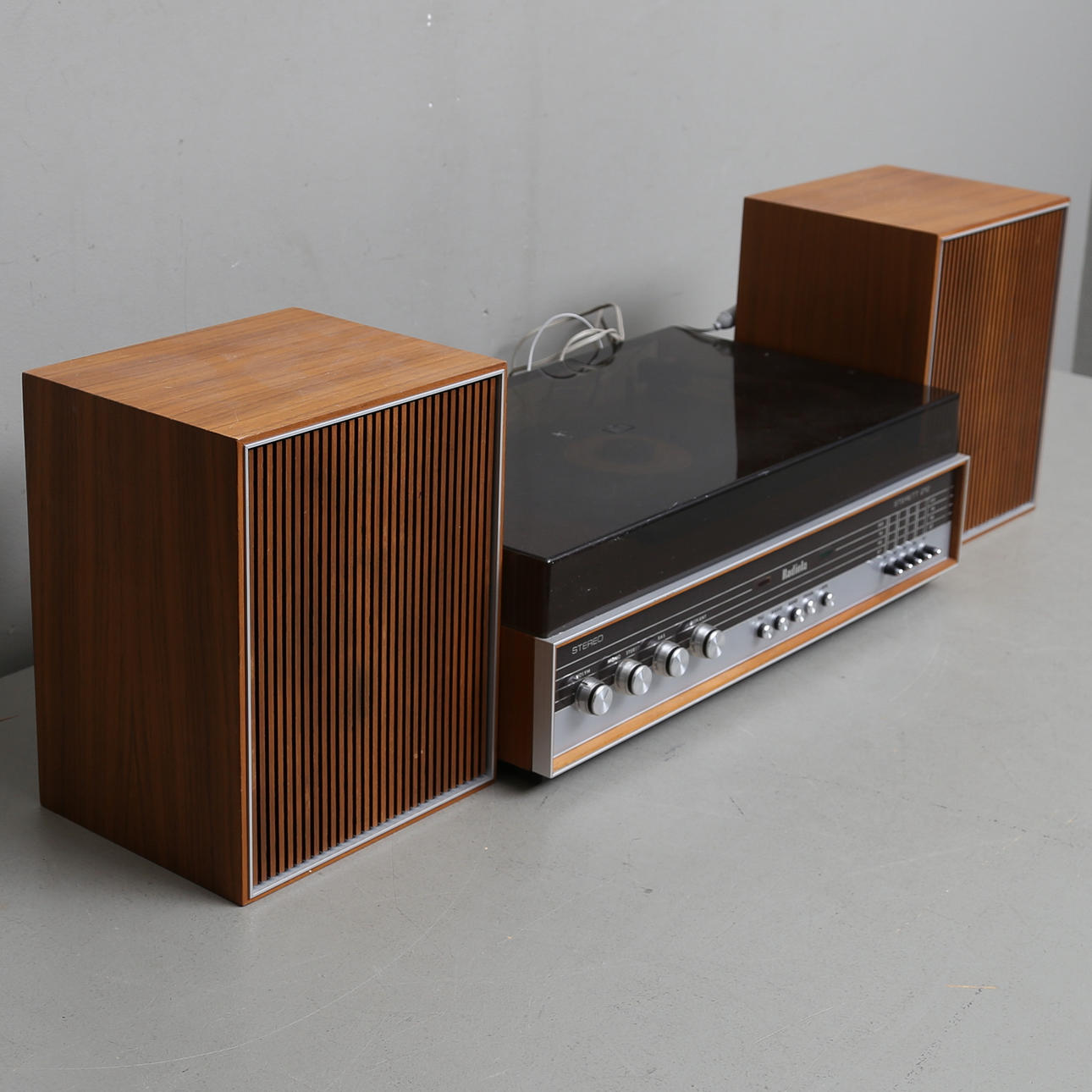 RECORD PLAYER with SPEAKER, Radiola.
