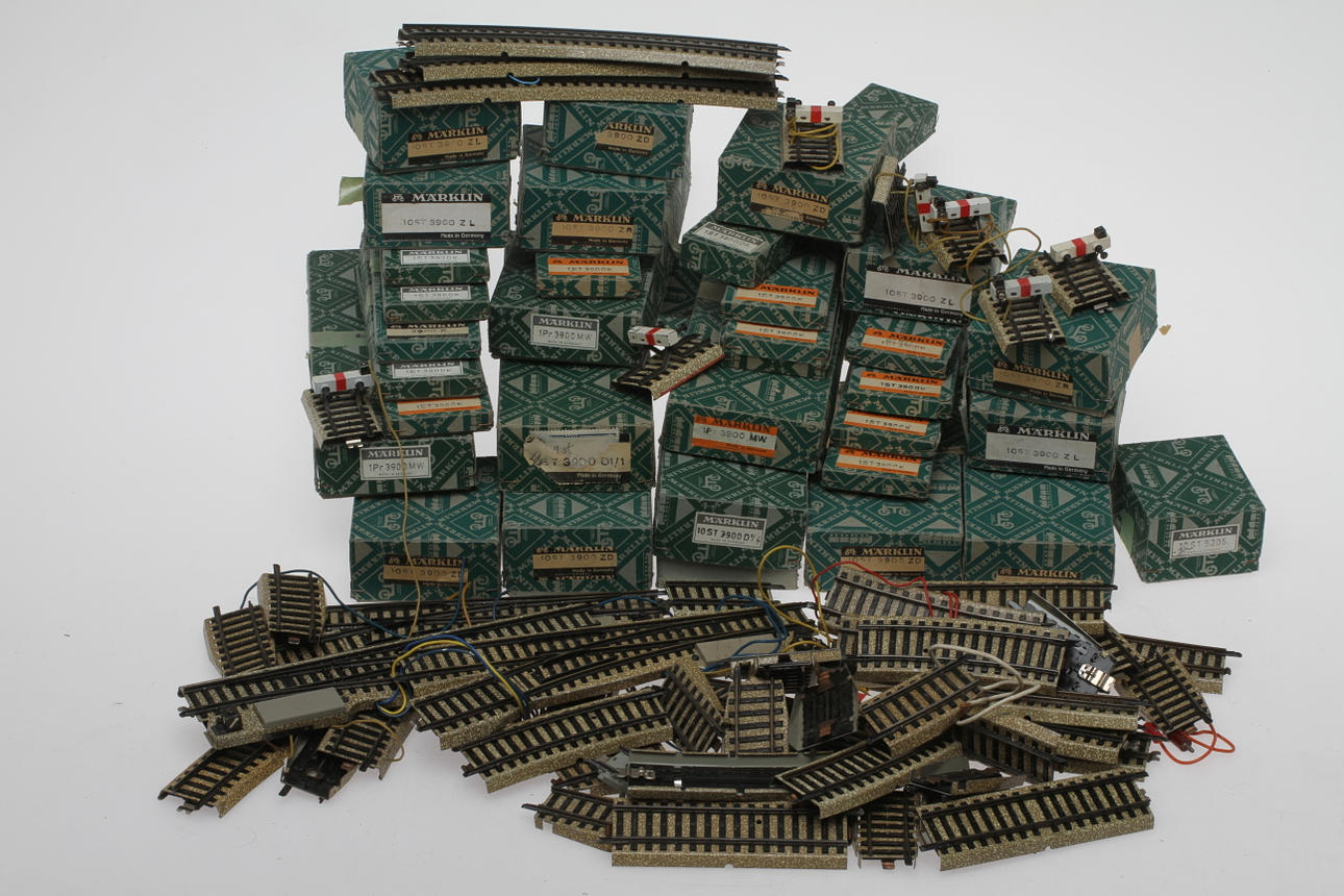 MODELLTÅG MÄRKLIN modellräls 3900, cirka 200 delar delvis i originalkartonger.