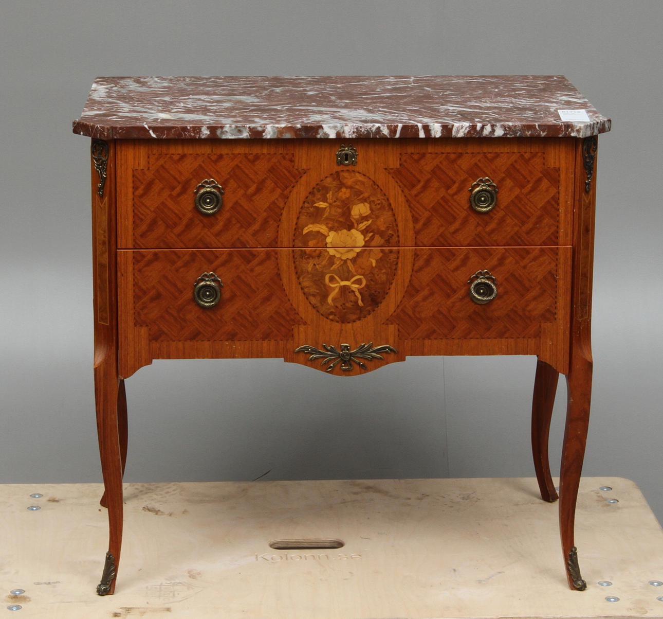 BYRÅ, med stenskiva, gustaviansk stil, 1900-tal.