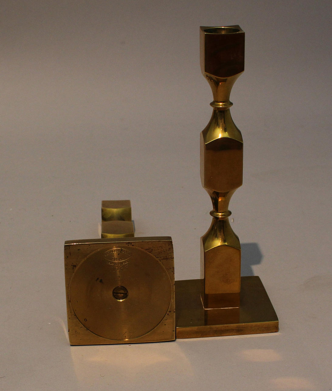 LJUSSTAKAR i mässing (2). Märkta Metallslöjden Gusum.