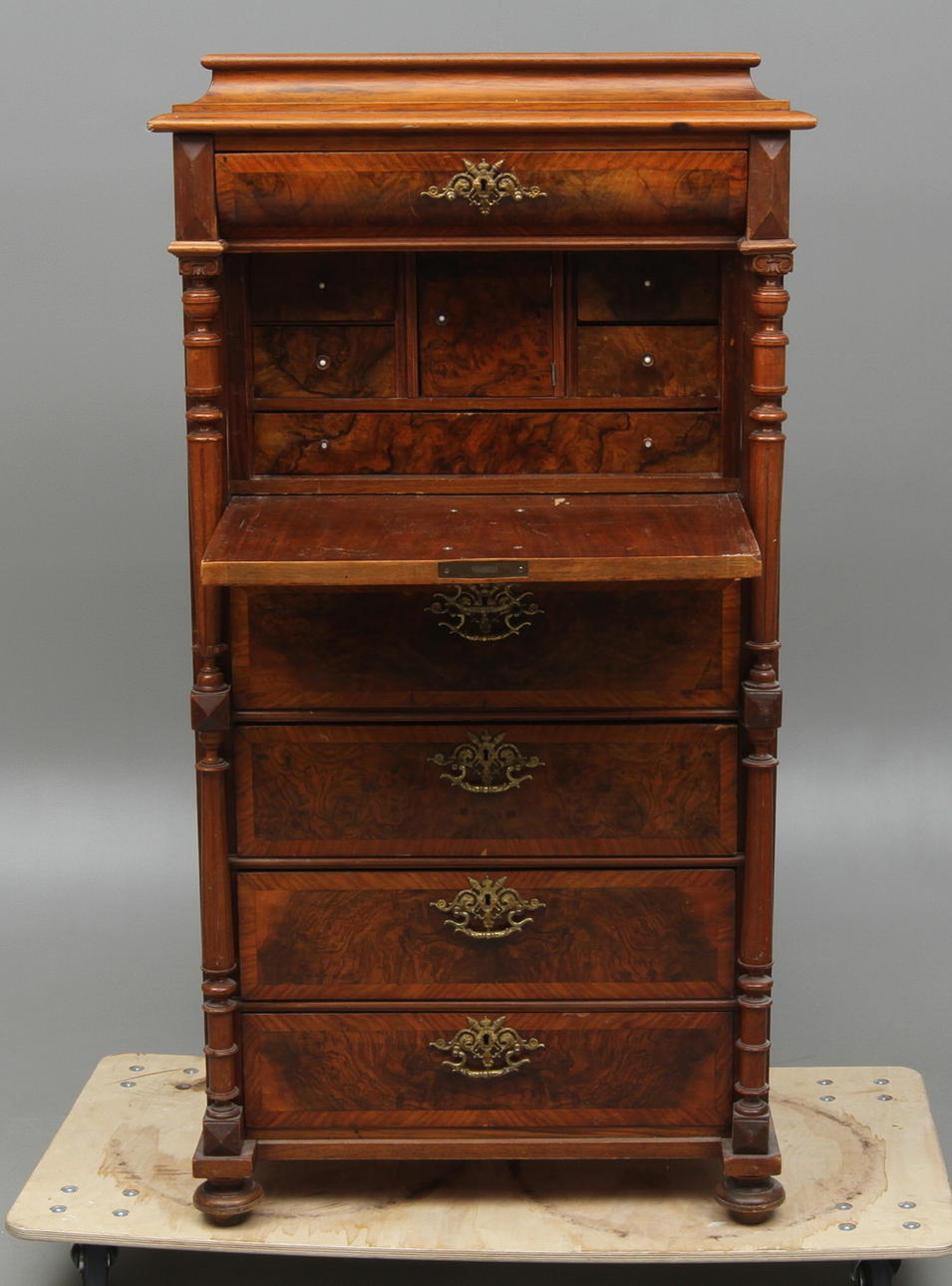 CHIFFONJÉ, nyränessans, 1800-talets slut.