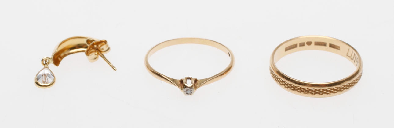 RINGAR, 2 st samt ETT ÖRHÄNGE, 18k, vikt ca 3,6 gr.