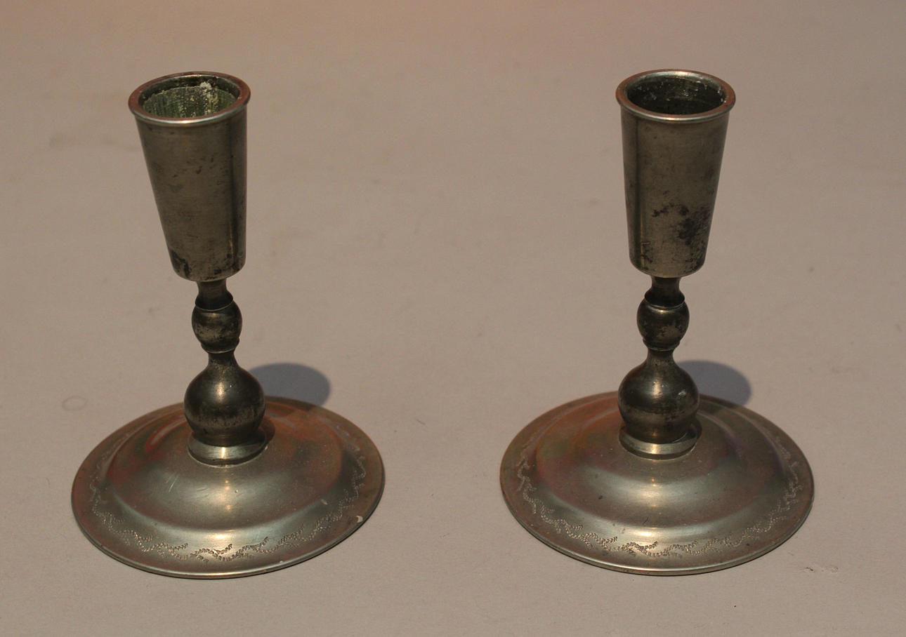 LJUSSTAKAR i tenn, Märkta Svenskt Tenn, Stockholm, B8.