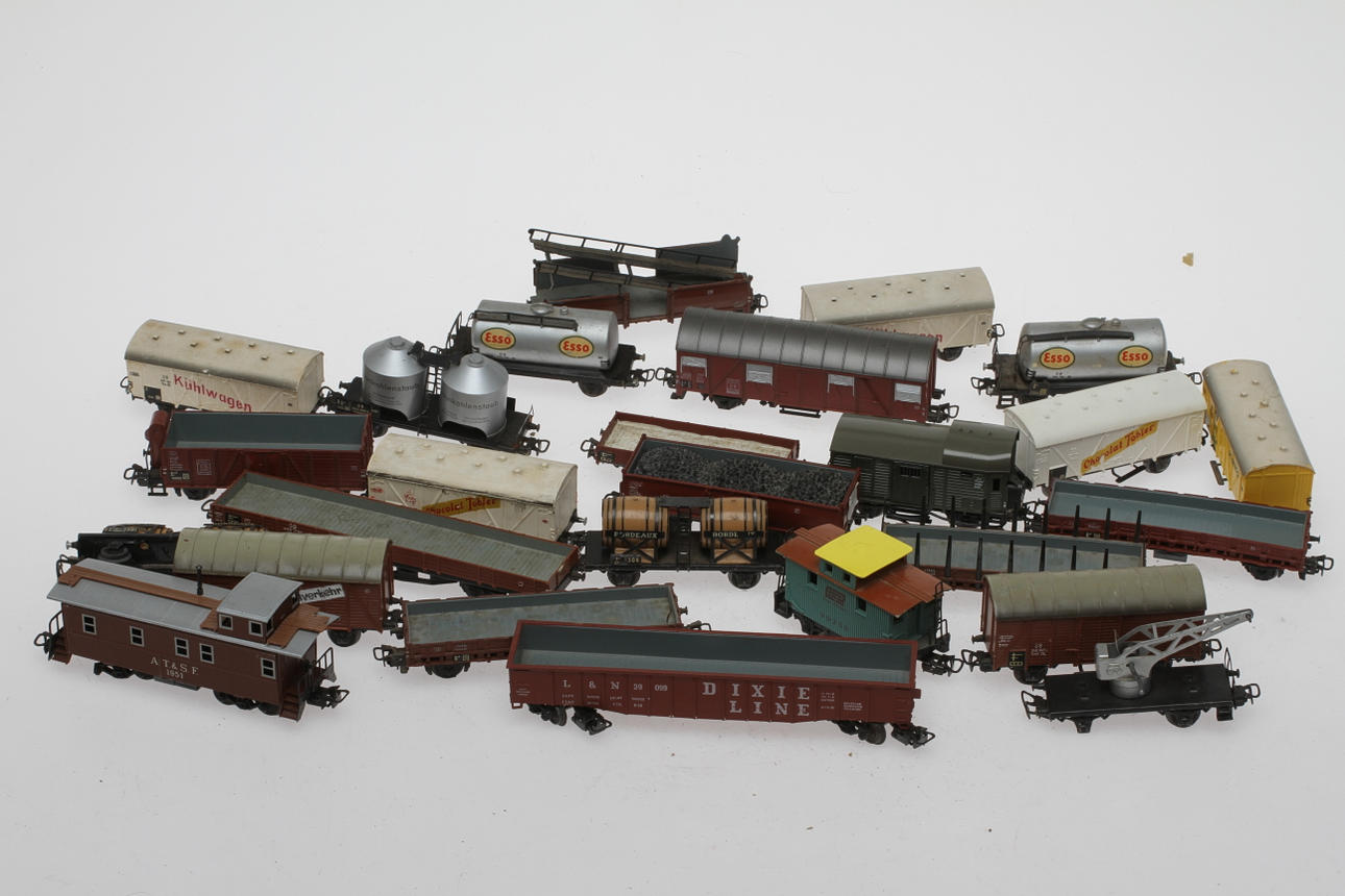 MODELLTÅG MÄRKLIN cirka 25 godsvagnar.