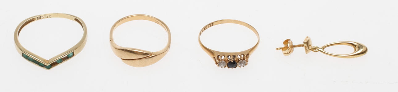 RINGAR, 3 st samt ETT ÖRHÄNGE, 14-18k guld, vikt ca 5,6 gr.