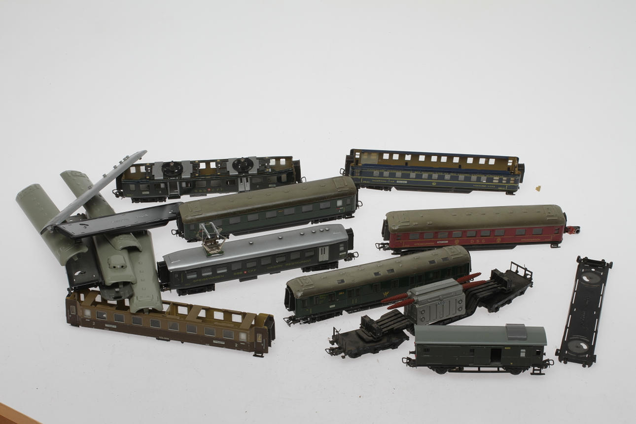 MODELLTÅG MÄRKLIN 9 vagnar varav 4 kompletta, lösa chassi och tak.