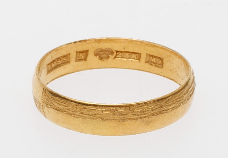 RING, 23k guld, vikt ca 3,8 gr.