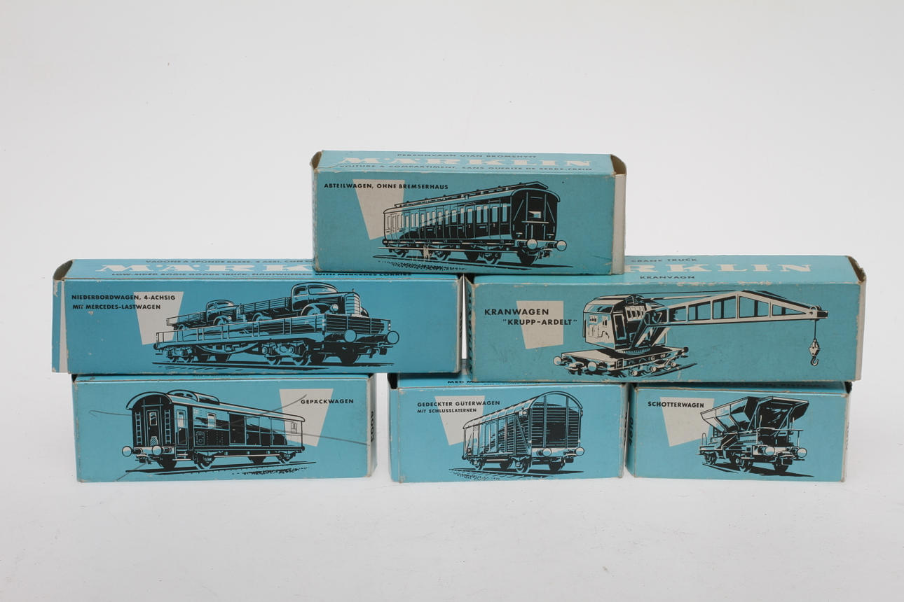 MODELLTÅG MÄRKLIN 6 vagnar i ljusblåa originalkartonger.