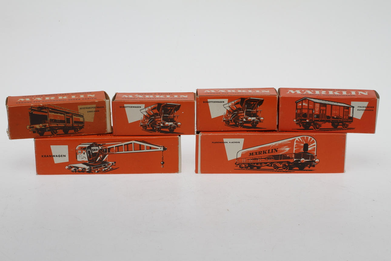 MODELLTÅG MÄRKLIN 6 godsvagnar i röda originalkartonger.