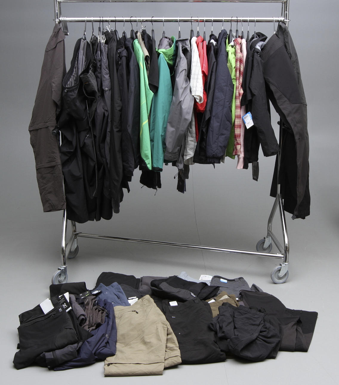 NYA BYXOR, 30 del, blandade storlekar, bland annat Haglöfs och Houdini.