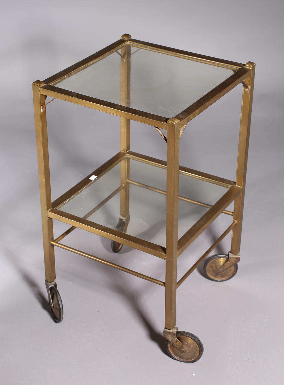 Sivupöytä, noin 1920.