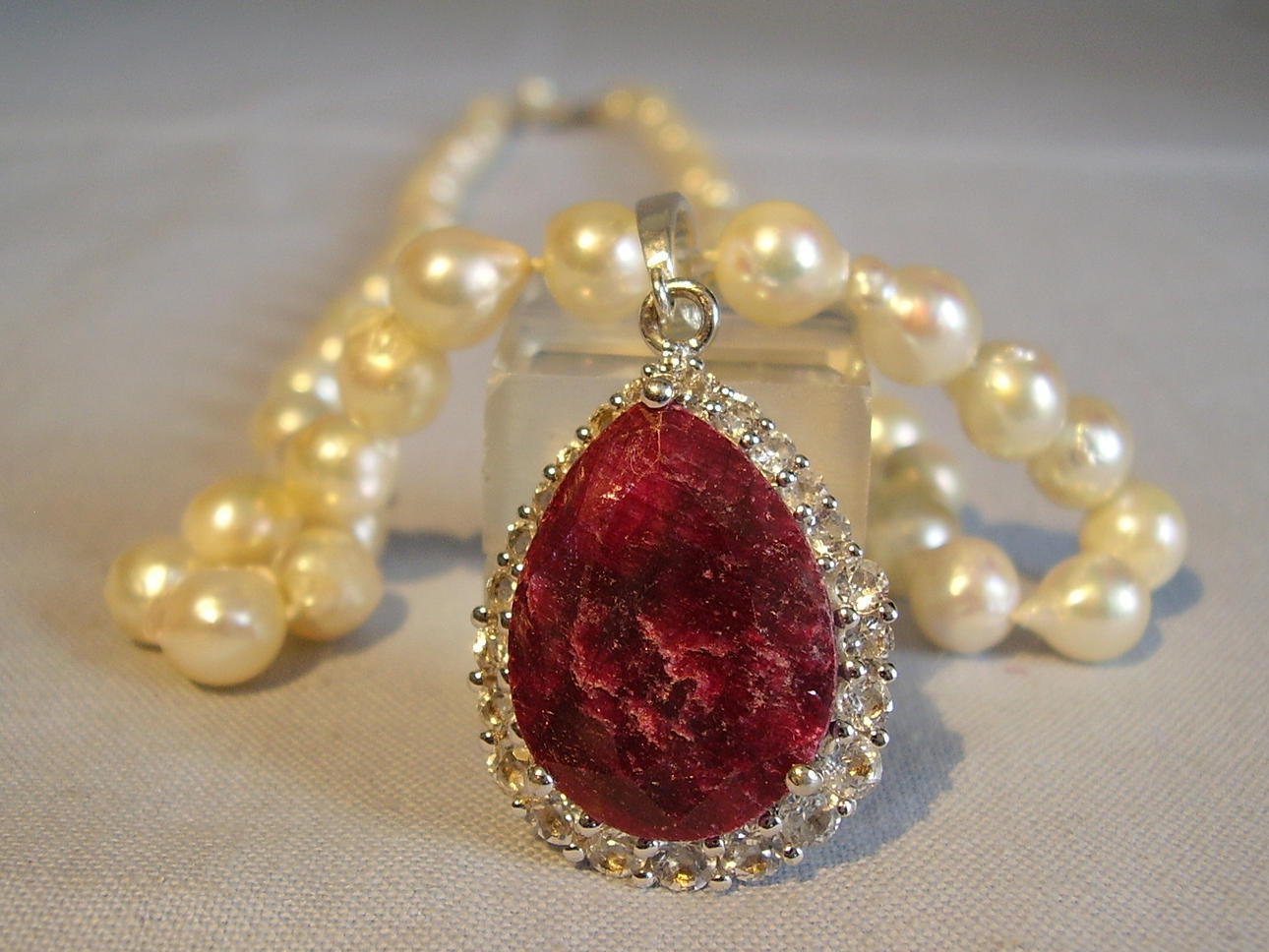 AKOYA PÄRLHALSBAND MED RUBY HÄNGE.