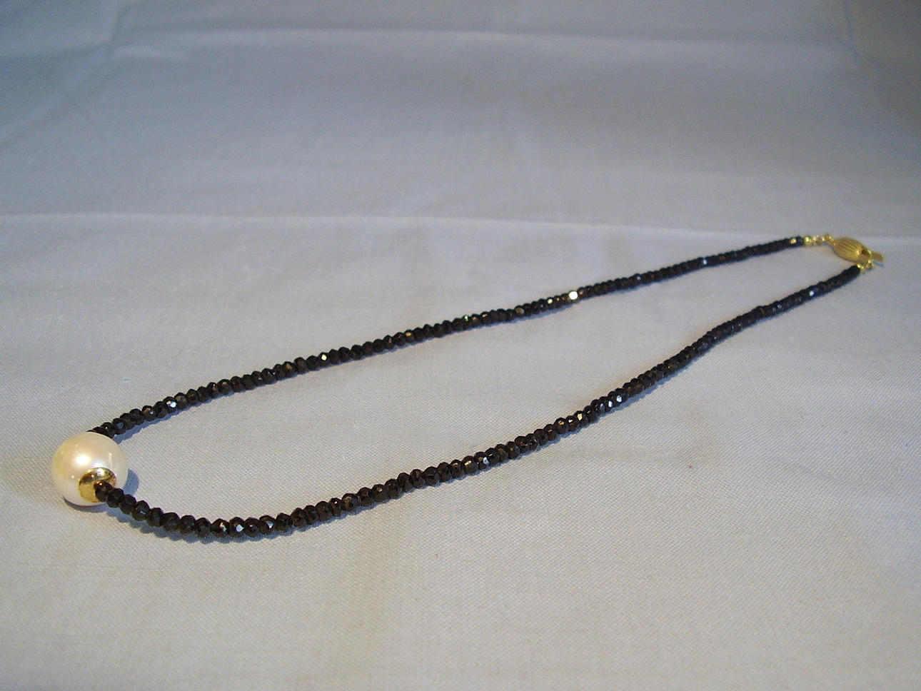 SÖDRA HAVET PÄRLA PÅ SPINELL HALSBAND.