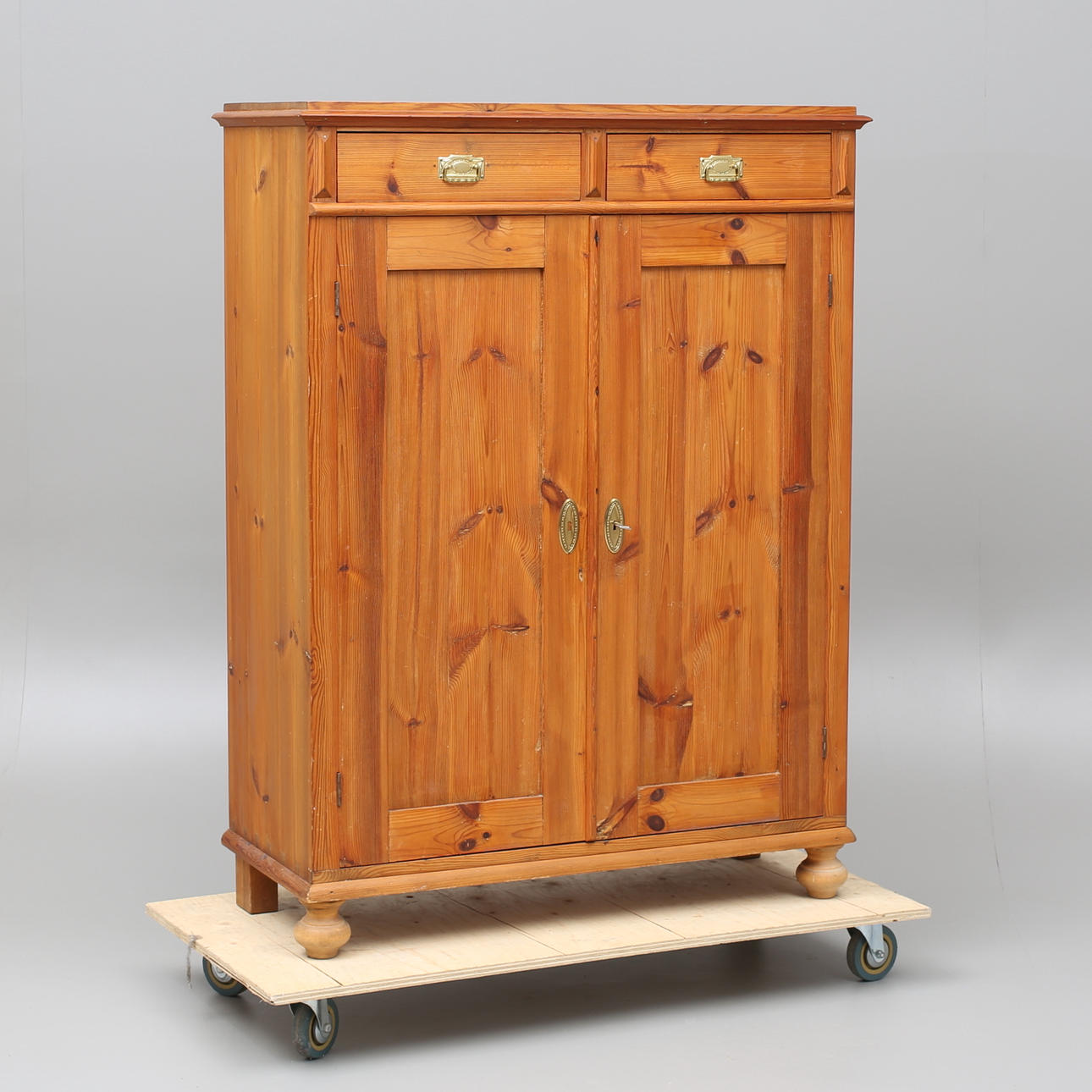 SIDEBOARD, haalistua mäntyä, 1800-luku.