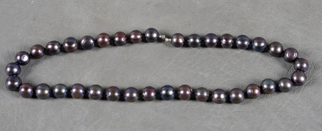 HALSBAND, odlade svart pärlor.