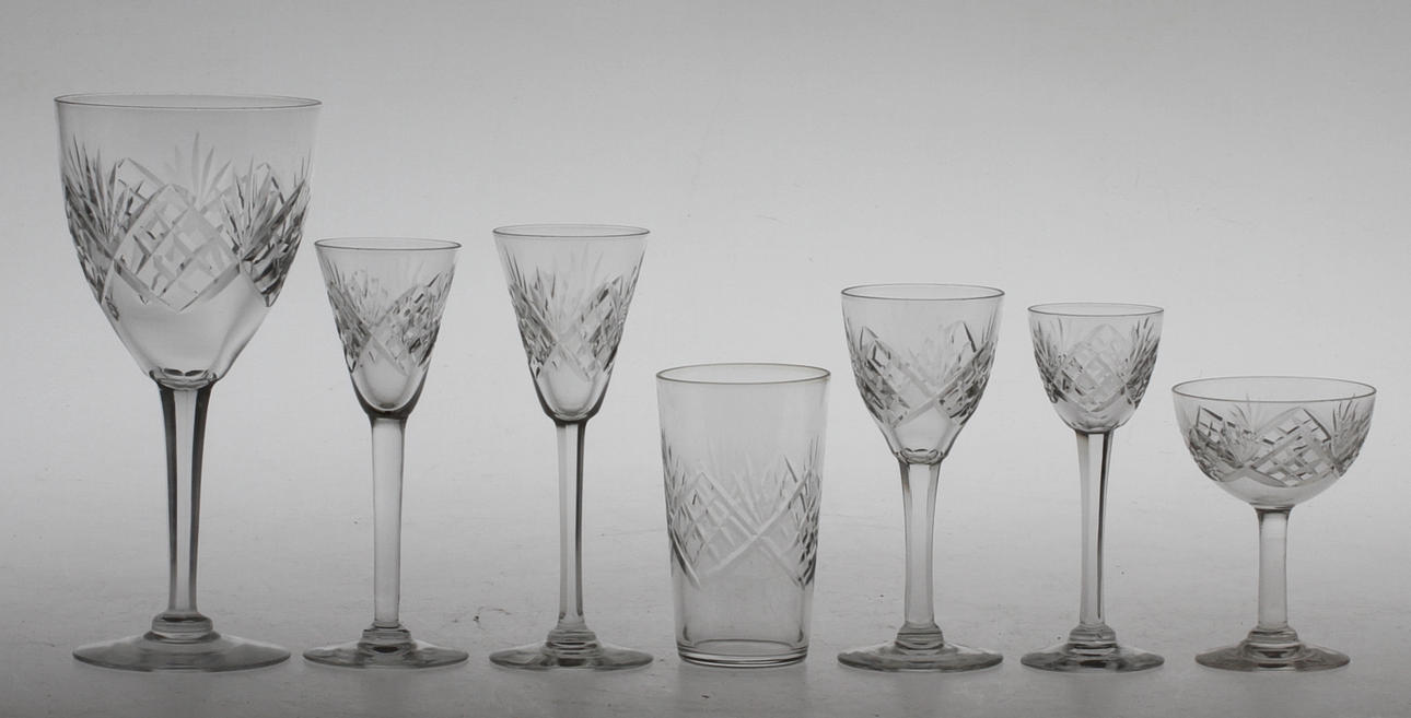 GLASSERVISDELAR, ca 44 delar, "Helga", 1900-tal.