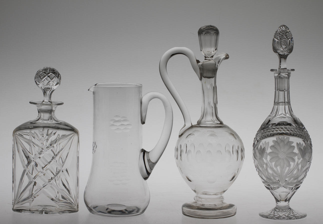 KARAFFER 3 st samt TILLBRINGARE, glas, 1900-tal.