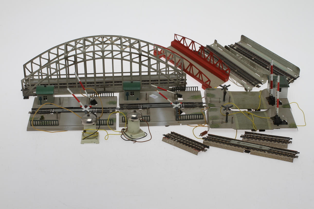 MODELLTÅG MÄRKLIN järnvägsövergångar, broar och ringklockor. Hel mittledare.