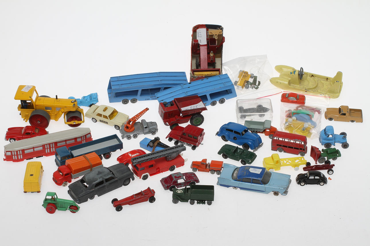 MODELLBILAR CIRKA 40 stycken. LESNEY, TOOTSIE TOY, DINKY, WIKING med flera.