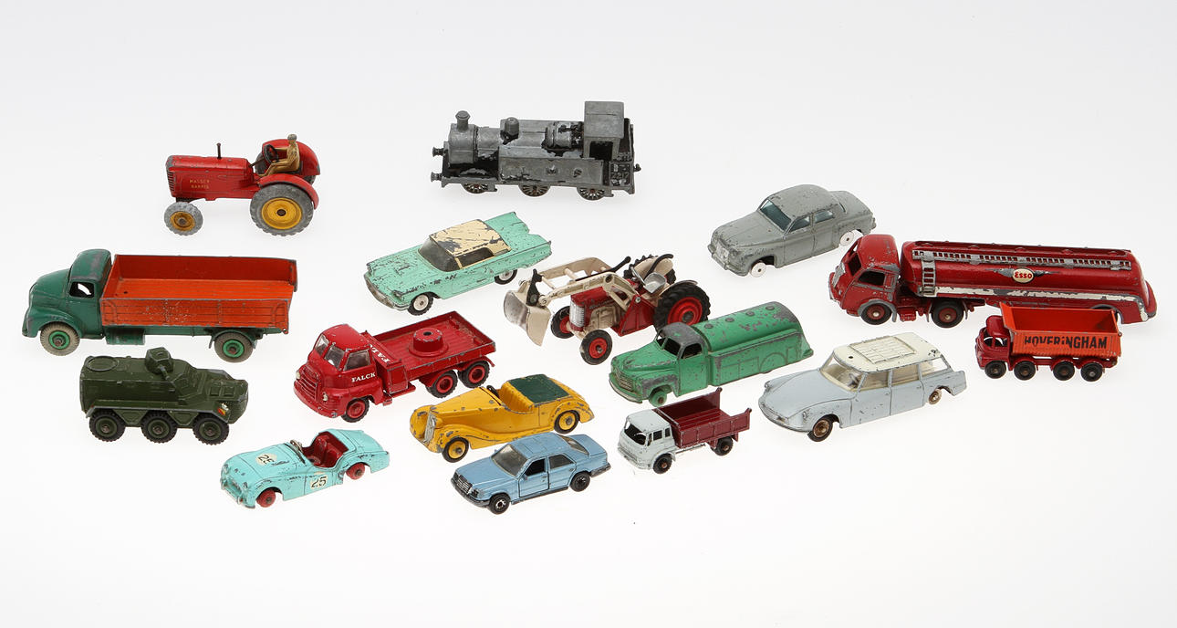 LEKDAKSBILAR, 15 delar, bla Dinky Toys och Corgi.