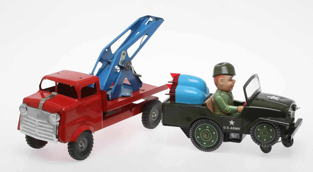 PLÅTBILAR 2 stycken. JEEP MODERN TOYS, JAPAN och KRANBIL.