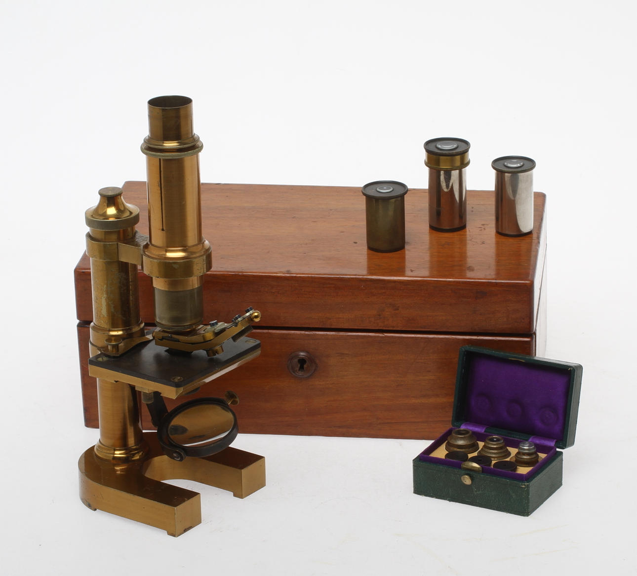 MIKROSKOP E. LEITZ WETZLAR märkt NO 3110, med tillbehör i originallåda. 1800-talets andra hälft.