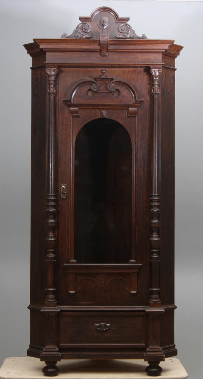 HÖRNSKÅP C:a 1900.