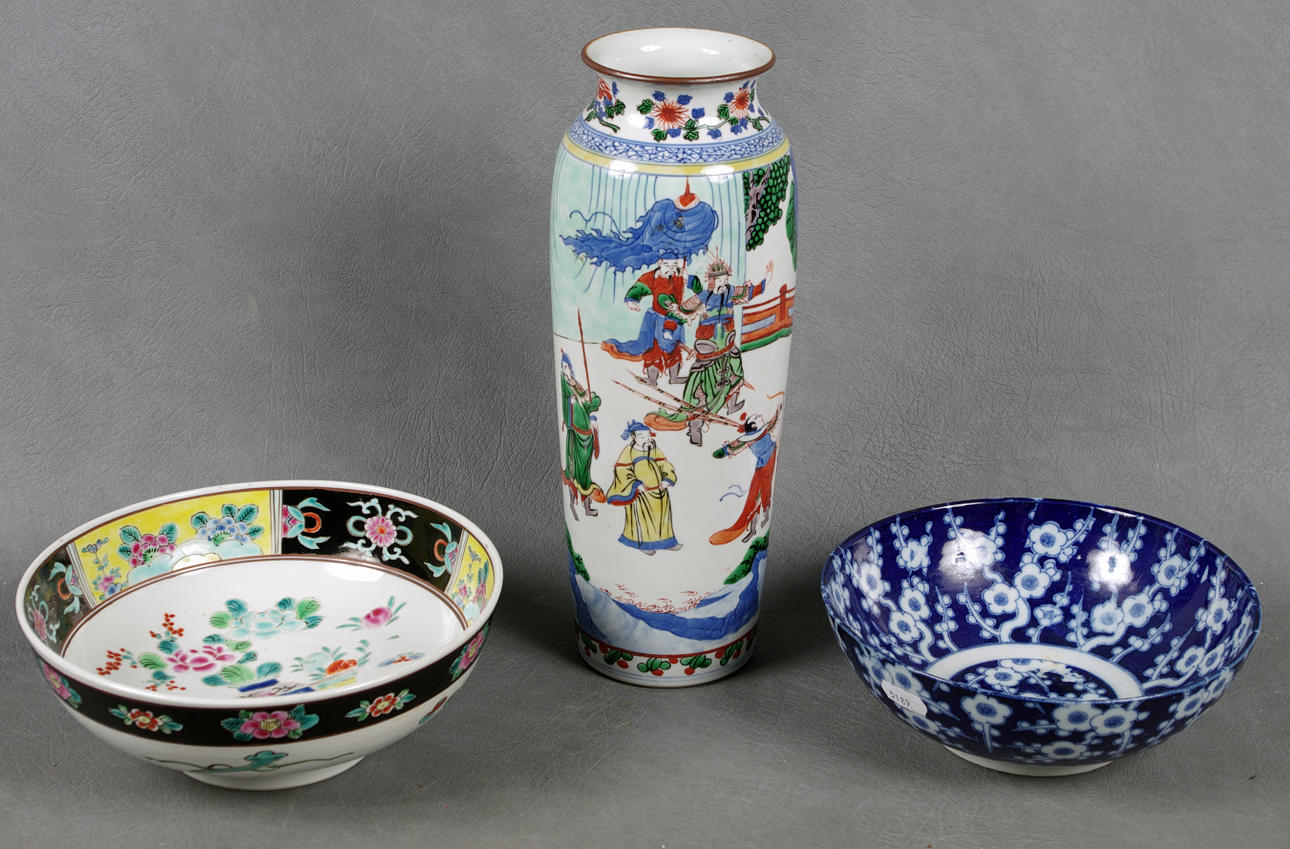 VAS SAMT SKÅLAR, orientaliskt porslin.