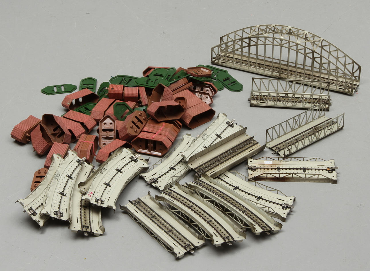 MODELLTÅG MÄRKLIN BROAR 17 stycken olika och bropelare.
