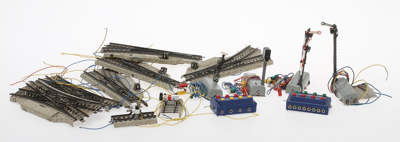 MODELLTÅG MÄRKLIN 4 signaler, 4 växlar, 2 stoppbockar, 2 korsväxlar med mera.