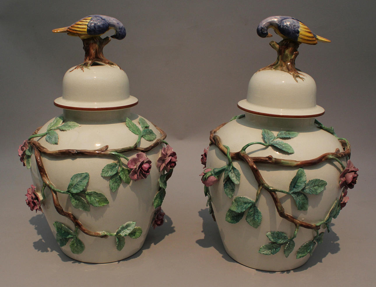 URNOR med lock (2) i porslin. 1900-tal. Märkta Rörstrand.