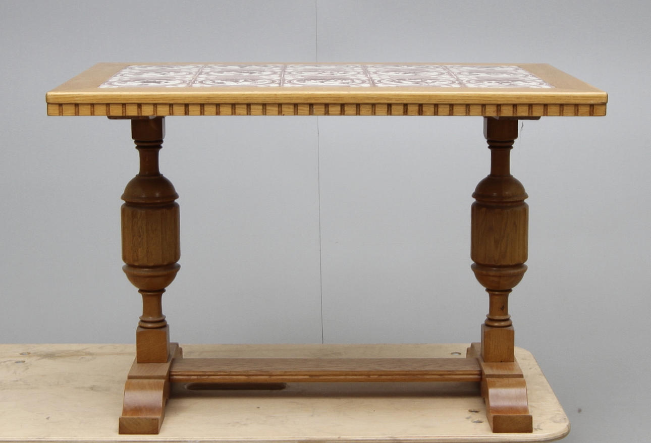 BORD MED KAKELPLATTOR 1900-talets mitt.