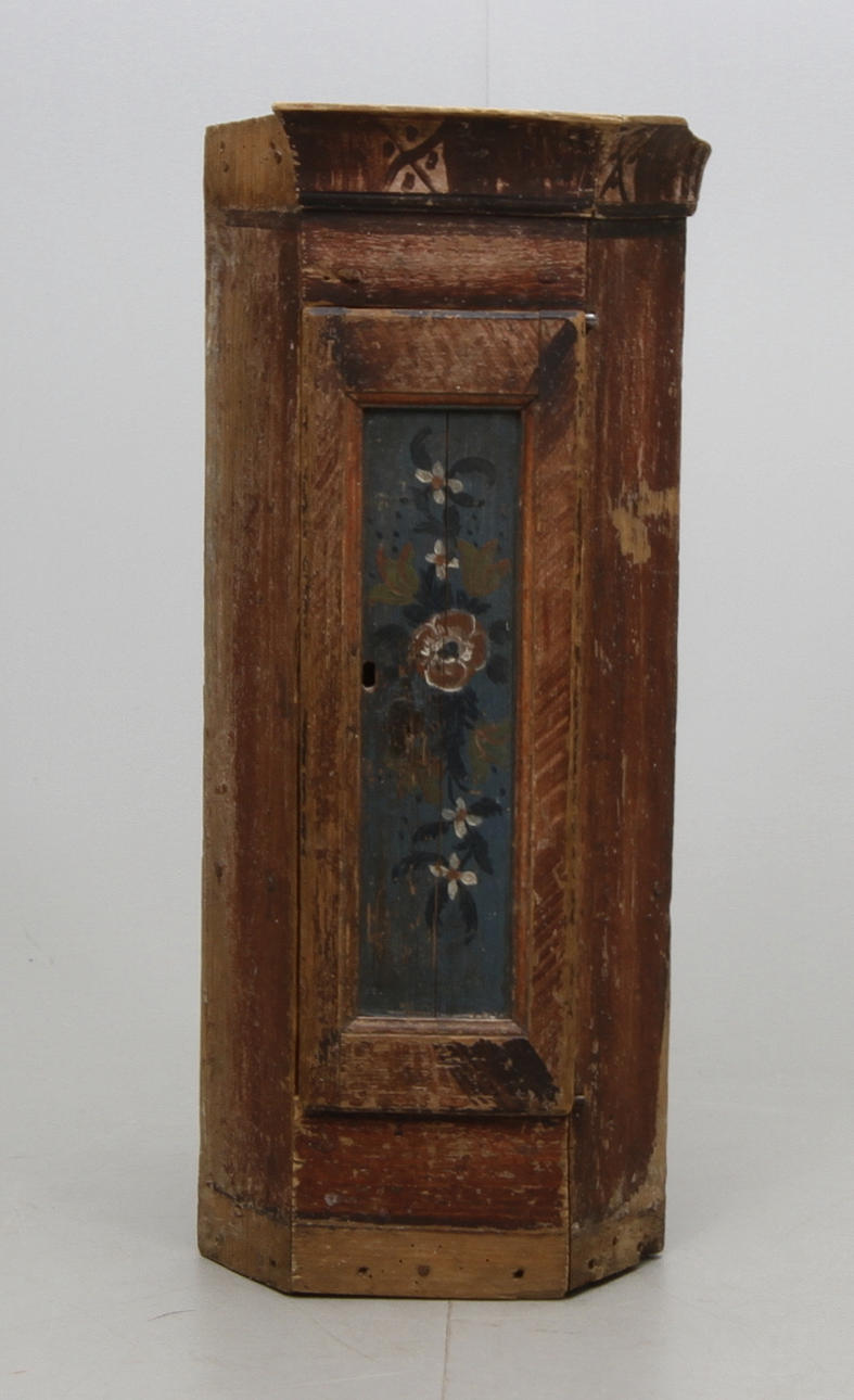 HÖRNSKÅP, allmoge, 1800 tal.