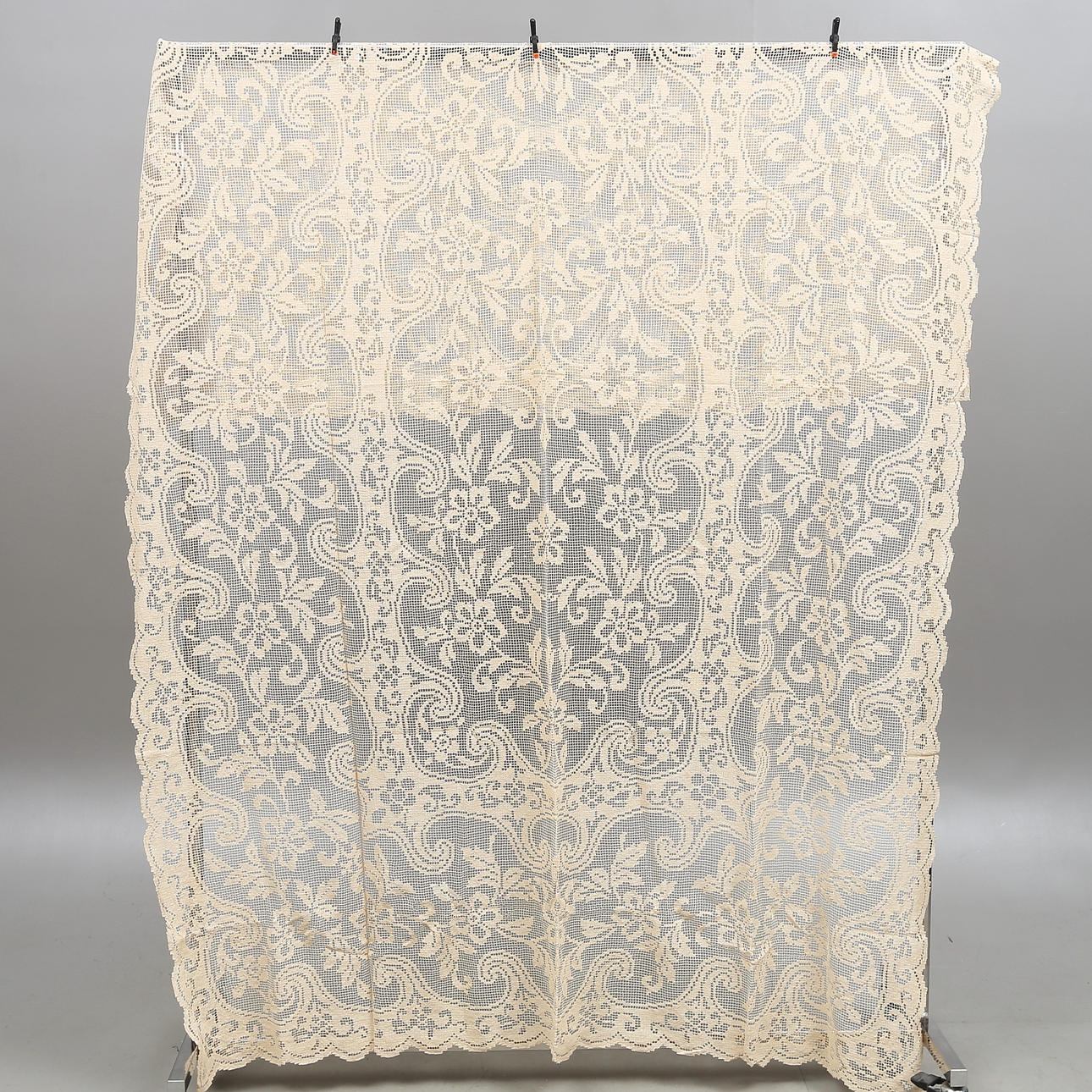 GARDINLÄNGDER, 3 st, virkade, 1900-talets början.