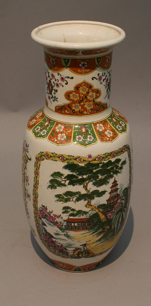 VAS i porslin. 1900-tal. Japan. Märkt Osaka.