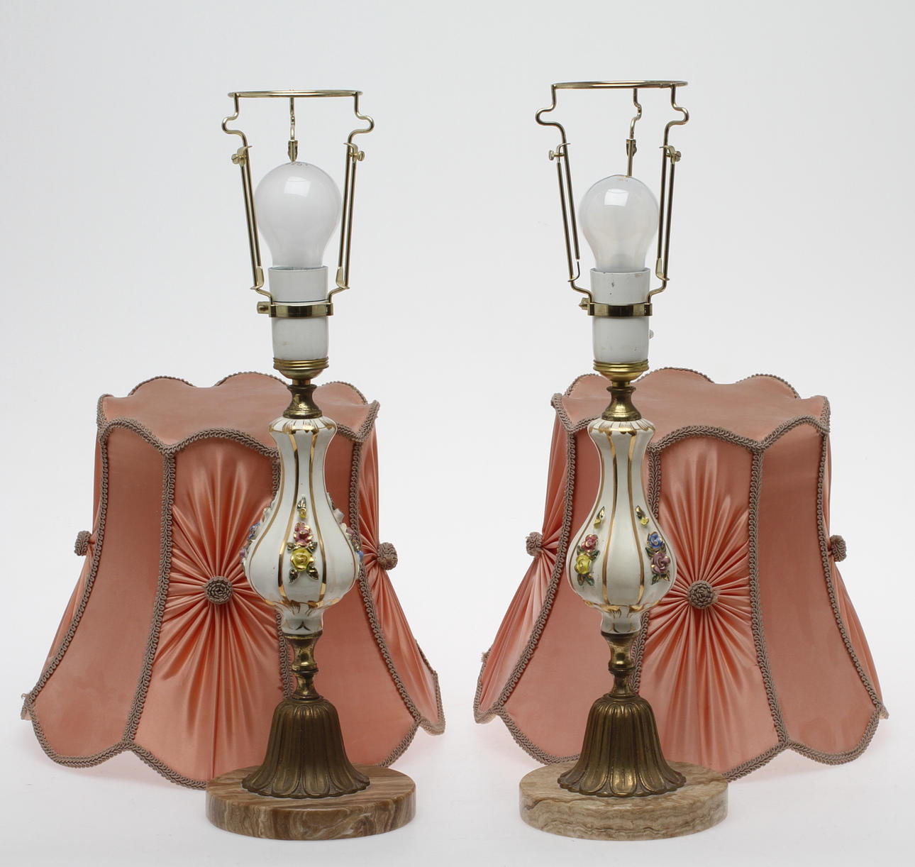 BORDSLAMPOR, 1 par, med stensockel, 1900-talets andra hälft.