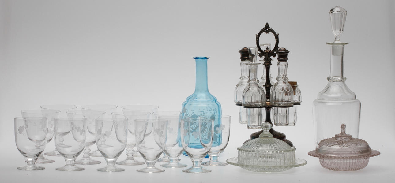 GLASFÖREMÅL, 19 delar, bl.a. krydduppsats, vinglas med mera.