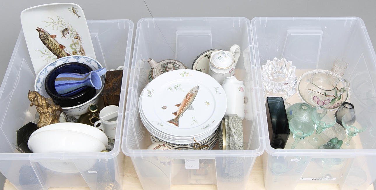 GLAS, KERAMIK samt METALLFÖREMÅL, bl.a. Orrefors.