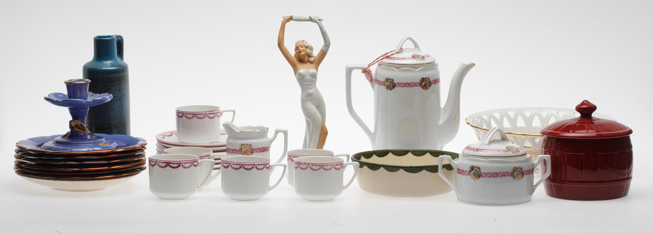 KERAMIKFÖREMÅL, 29 delar, 1800-1900-tal.