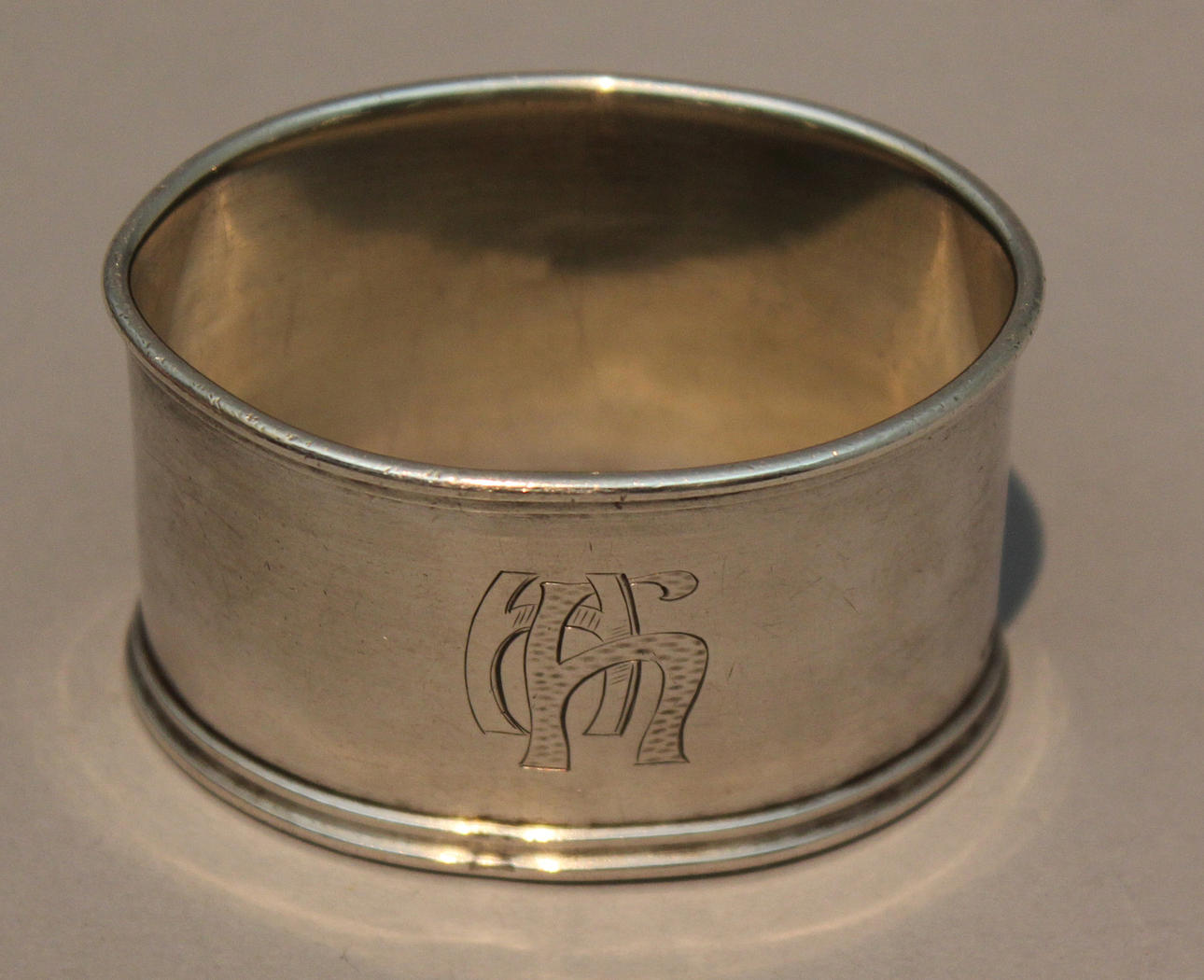 SERVETTRING i silver. 1800-talets slut. Ryssland. Stämplad 84. И .C. Totalvikt 28,2 gram.