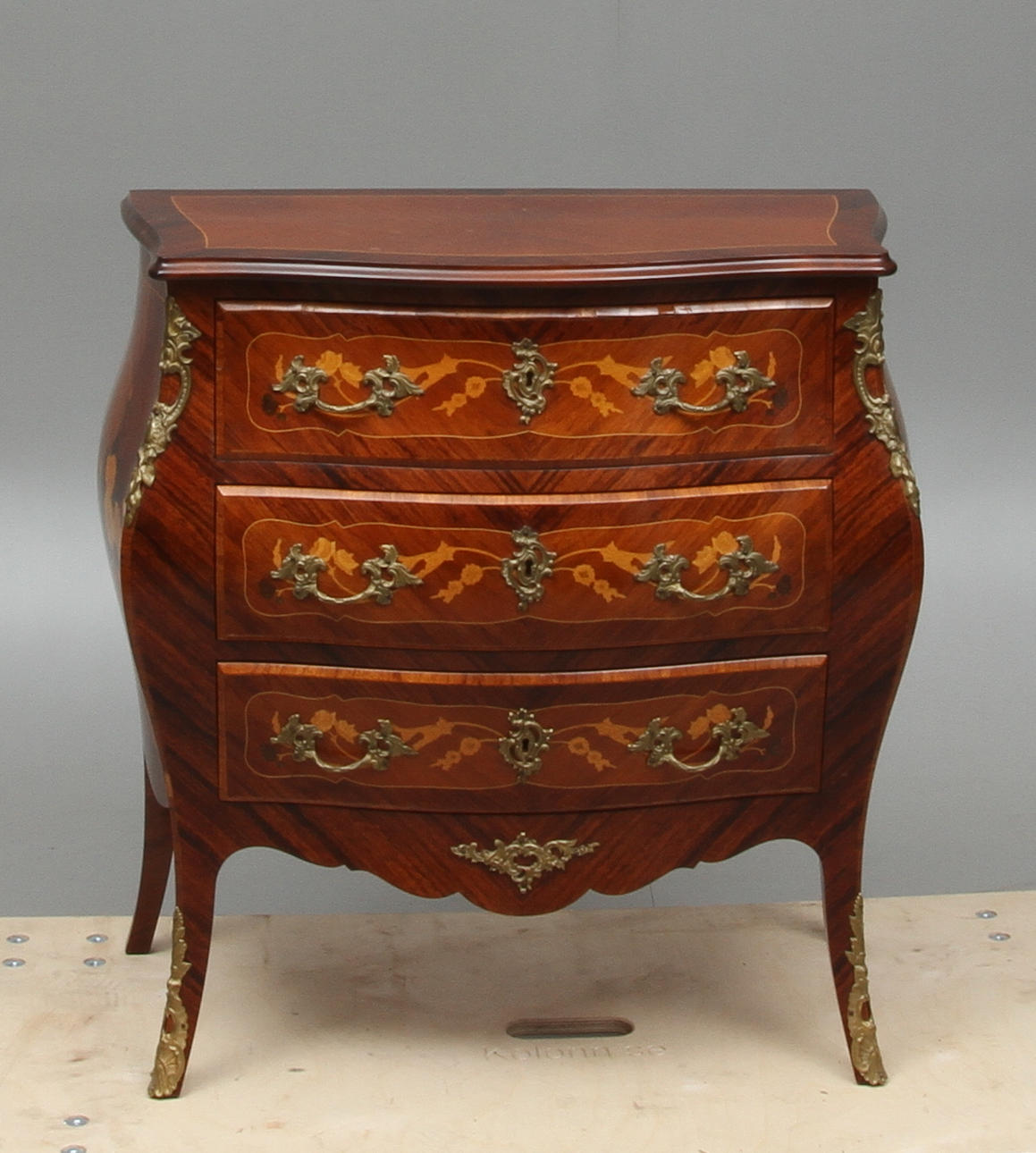 BYRÅ, rokokostil, 1900-tal.