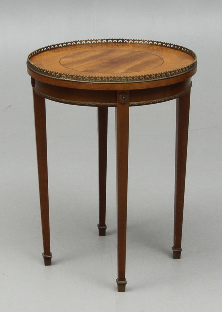 BORD med gallerkant, gustaviansk stil, 1900-tal.