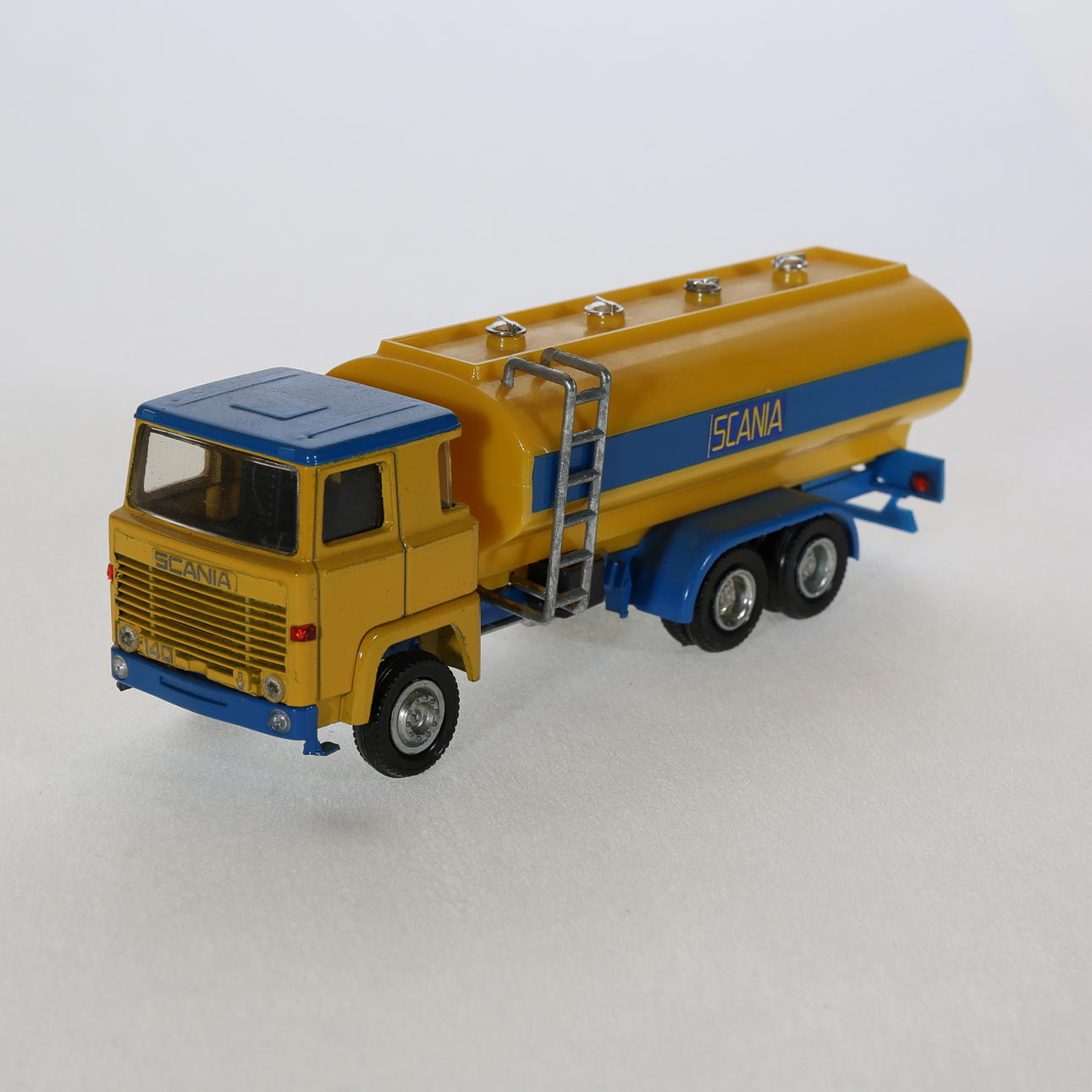 Nacoral 1/50 Scale Mat041 - Scania 140 Covered Truck & Trailer