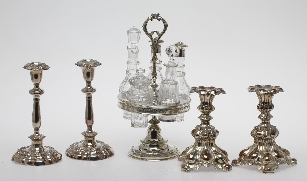 BORDSURTOUT samt LJUSSTAKAR 2 par, glas och nysilver, 1900-tal.