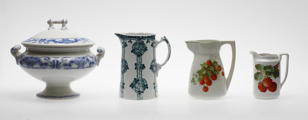 KERAMIKFÖREMÅL, 4 delar, bl.a. Gefle, Gustafsberg, 1900-talets första del.