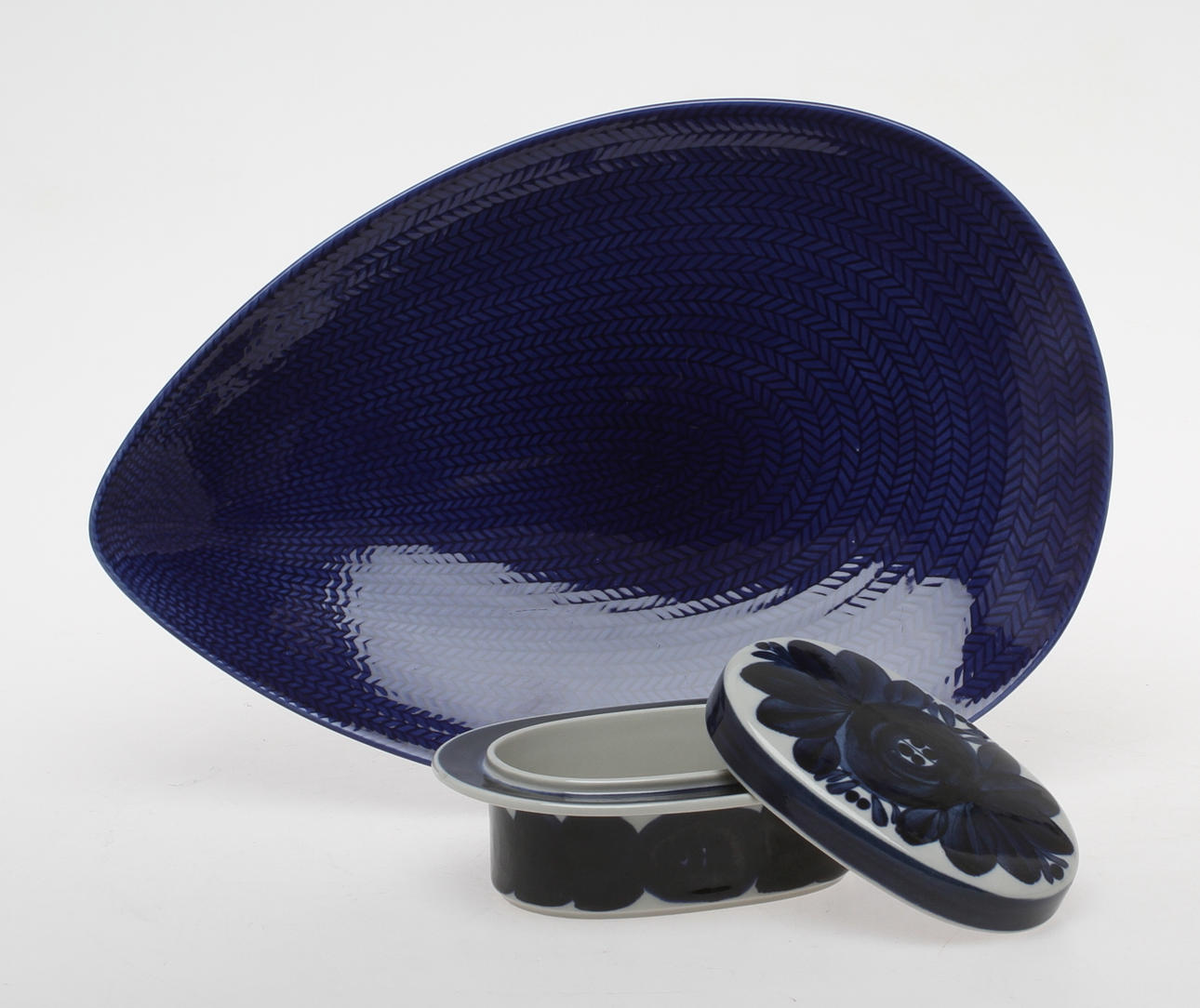 FAT, lintgods, "Blå Eld", Hertha Bengtsson, Rörstrand, SMÖRASK, stengods, "Anemone" Ulla Procopé, Arabia.