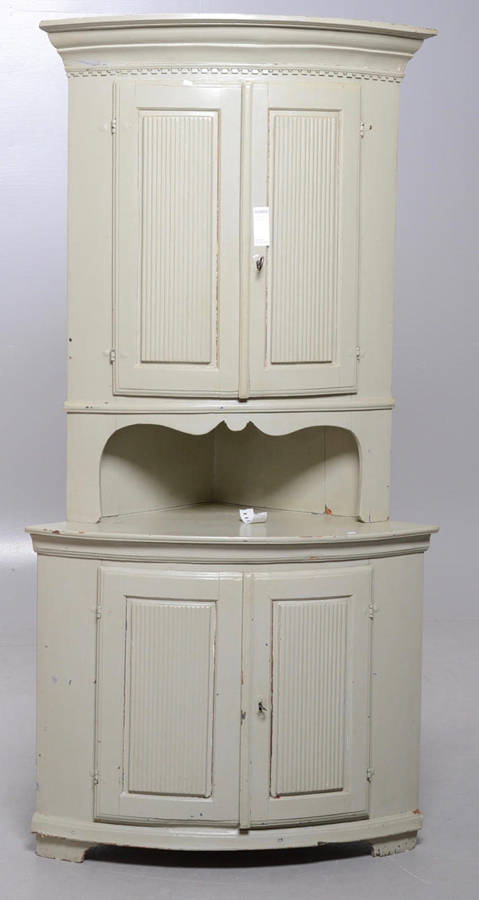 HÖRNSKÅP, gustavianskt.