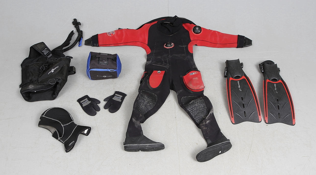 SUKELLUSPUKU, koko SM.