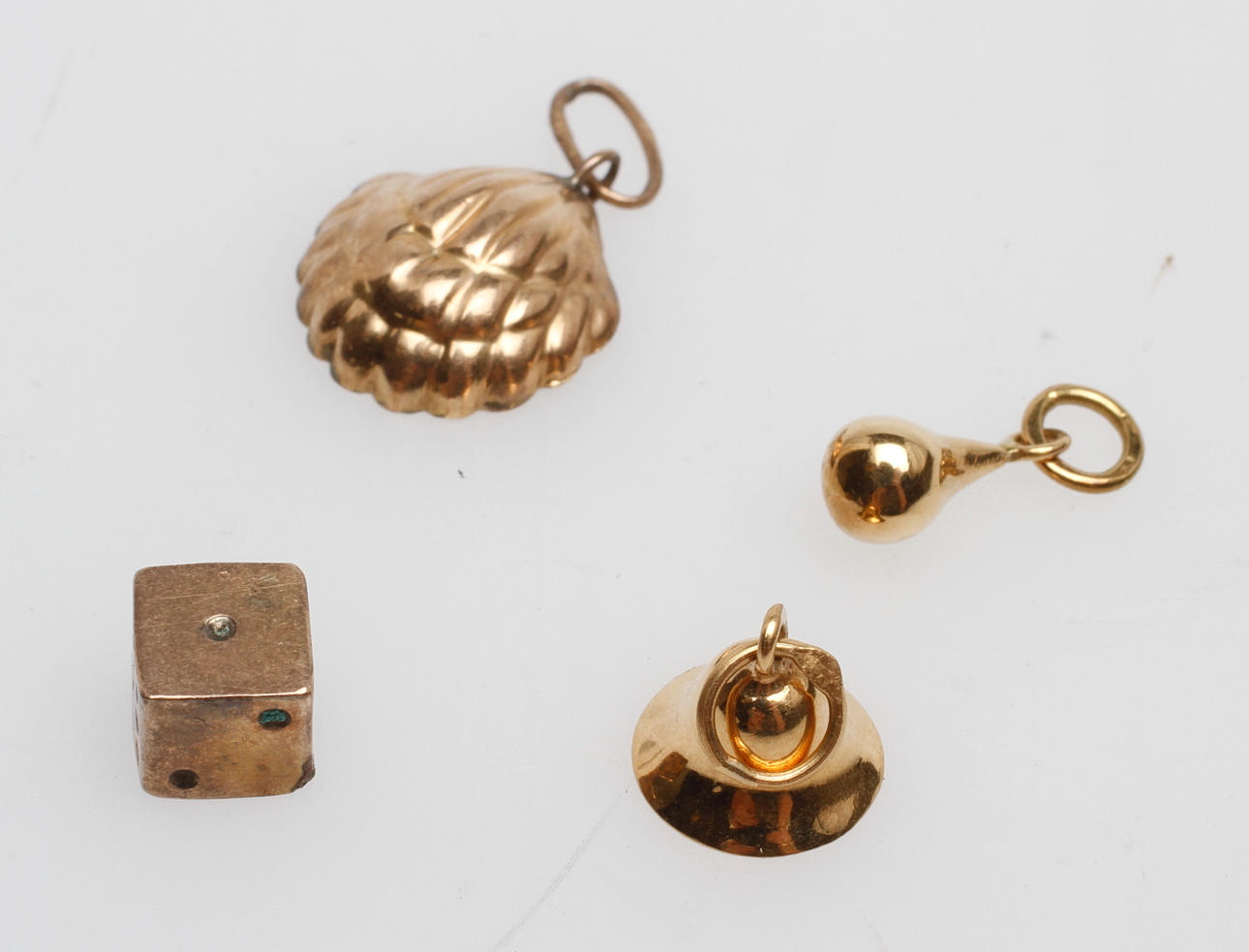 BERLOCKER, 4 st, 14-18k guld, vikt ca 2,4 gr.